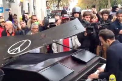 Pianista pojawił się w centrum Paryża ze swoim instrumentem! Jego muzyka to wspaniały hołd dla ofiar!
