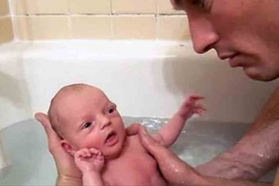 Pierwsza kąpiel córeczki - film dla każdego taty!