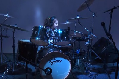 Pięciolatka siedząca ze zestawem perkusji wygląda słodko! Gdy zagrała TEN kawałek - zaniemówiłam! 