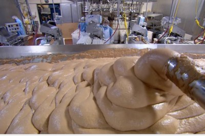 Po obejrzeniu tego filmiku chyba już nie zjesz hot doga! Tak wygląda produkcja parówek!