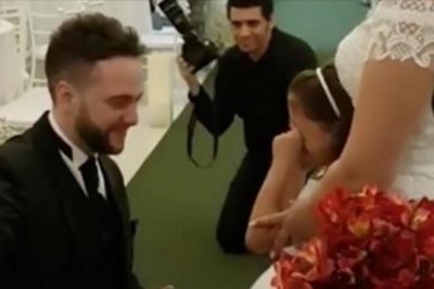 Po tym jak powiedziała tak, pan młody klęka przed jej córką! To co wyciąga z kieszeni wzruszyło ją do łez! 