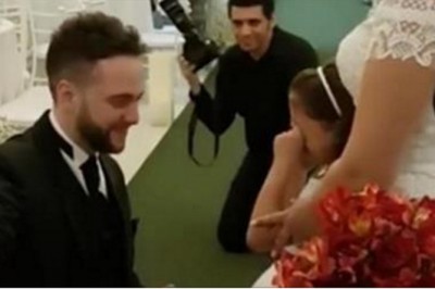 Po tym jak powiedziała tak, pan młody klęka przed jej córką! To co wyciąga z kieszeni wzruszyło ją do łez!