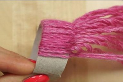 Pocięła rolkę po papierze toaletowym. Potem zaczęła ją owijać włóczka! Rezultat jest cudowny!