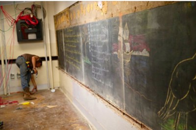 Podczas remontu szkoły robotnicy odkryli coś zaskakującego za tablicami! Czekały nietknięte od 1917 roku!