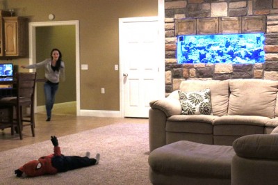 Podczas zabawy w Spider-mana tacie wypada dziecko z rąk! Reakcja mamy nie mogła być inna! 