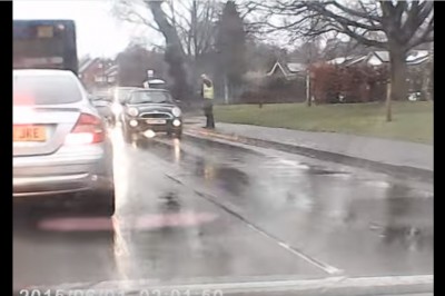 Policjant kierował ruchem w strasznej ulewie! To co zrobił kierowca mercedesa przywraca wiarę w ludzi! 