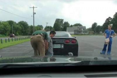 Policjant skuł jej chłopaka i rzucił na kolana! Gdy podeszła bliżej i To zobaczyła, zaczęła krzyczeć!