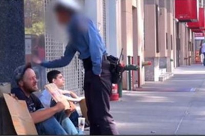 Policjantka potraktowała bezdomnego jak śmiecia! Mężczyzna okazał się bohaterem z wielkim sercem!