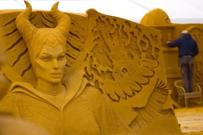 Postacie Disneya rzeźbione w piasku. Widok zapiera dech.