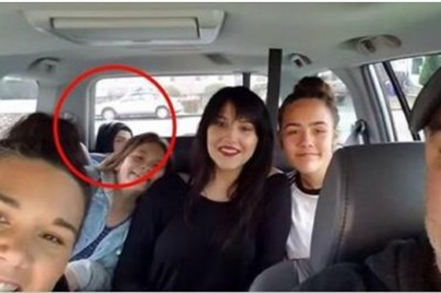 Pozują do rodzinnego zdjęcia w aucie gdy nagle z tyłu pojawia się zakapturzona postać!