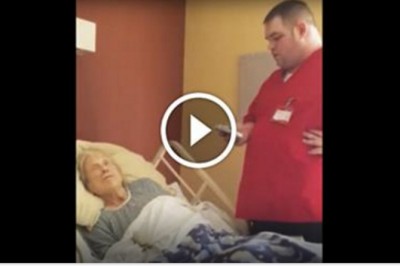 Pracownik hospicjum podszedł do umierającej pacjentki gdy zasnęła! Wtedy kamera uchwyciła ten gest!