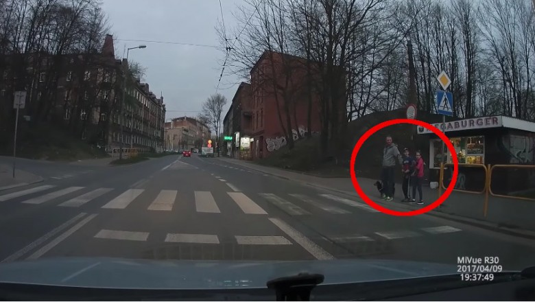Prawdziwy bohater! Gdyby nie ten człowiek dwójka dzieci zostałaby potrącona na pasach w Bytomiu!