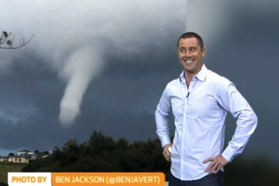 Prezenter pogody dostrzegł bardzo nietypowe tornado! Zobacz gwałtowną reakcję prowadzącej program! 