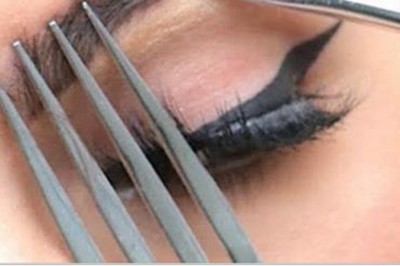 Przykryła swoją brew widelcem! Teraz zobacz co rysuje na brzegu - genialny patent na równe kreski! 