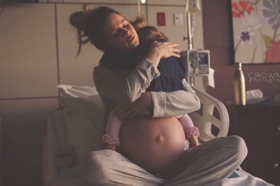 Przytula mamę w ciąży i mówi jej 