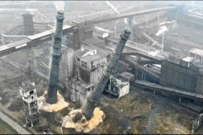 Rewelacyjnie pokazane! Równoczesne wyburzenie dwóch kominów w Nowej Hucie!