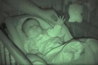 Rodzice sprawdzali czy ich maluszek słodko śpi! To co odkryli musieli nagrać i pokazać światu!