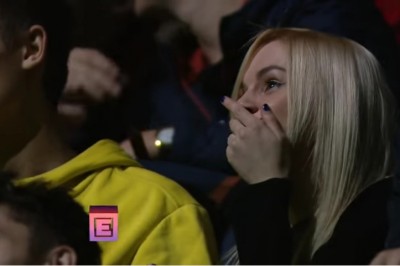   Spodobała mu się blondynka siedząca na trybunach! Zrobił wszystko co mógł by ją poznać!