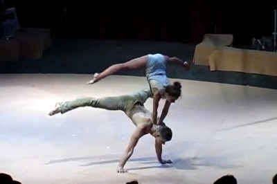 Stali w absolutnym bezruchu! Gdy wykonali pierwszy krok widownia po prostu oszalała!