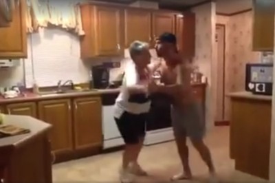 Syn włączył muzykę i złapał mocno swoją mamę! Ich kuchenny taniec oczarował wszystkich! 