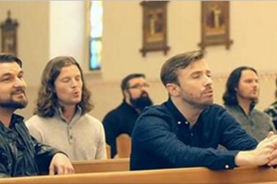 Sześciu mężczyzn zaczyna śpiewać w pustym kościele! Ich głos sprawia, że na plecach pojawiają się ciarki!