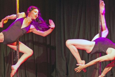 Ta 45 letnia kobieta w zaawansowanej ciąży tańczy na rurze! Robi to Niesamowicie! 