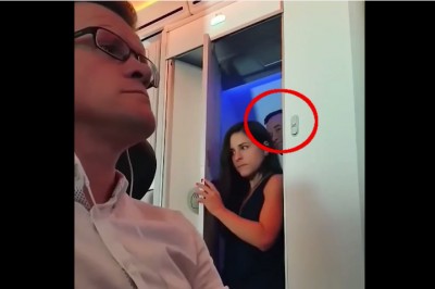 Ta mina mówi wszystko! Przypadkiem nagrał parkę bawiącą się w toalecie samolotu!