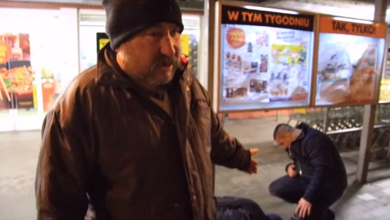 Tak się żyje pod Biedronką! Bezdomny ze łzami w oczach opowiada o chorobie przyjaciela!