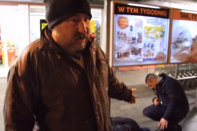 Tak się żyje pod Biedronką! Bezdomny ze łzami w oczach opowiada o chorobie przyjaciela!