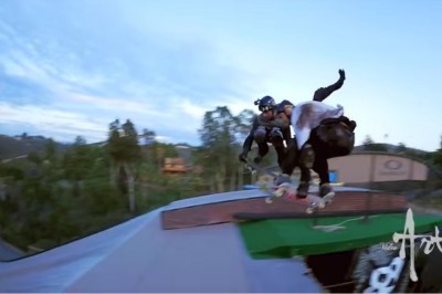 Takiej akcji jeszcze nie widziałem! Zamiana deskorolek podczas skoku na rampie! 