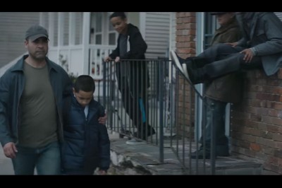 Tata chronił syna przed osiedlowymi osiłkami! Zobacz jaki sekret ukrywał pod niebieską kurtką! 