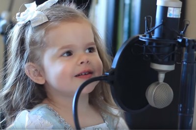 Tata poprosił 3 letnią córeczkę żeby zaśpiewała w ich domowym studio! Dziewczynka podbiła internet!