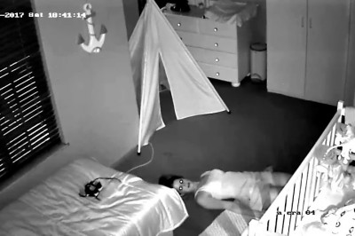 Tata umieścił  kamerę w pokoju dziecka! Przeglądając nagranie widzi bardzo dziwne zachowanie żony!