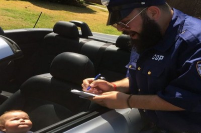 Tata wypisuje swojej córce mandat za karę! Gdy przyjrzysz się bliżej zrozumiesz co tam się dzieje! 