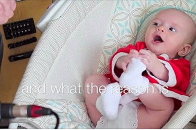 Tata zaczyna śpiewać świąteczną piosenkę dla swojej córeczki! Reakcja dziewczynki chwyta za serce! 