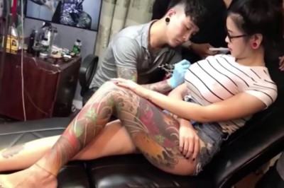 Tatuażysta robi tatuaż kobiecie z wielkimi piersiami! Nagle jedna z nich eksploduje mu w twarz! 