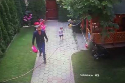 Tatuś ratuje córeczkę przed atakiem psa! Takiego refleksu to jeszcze nie widziałam!