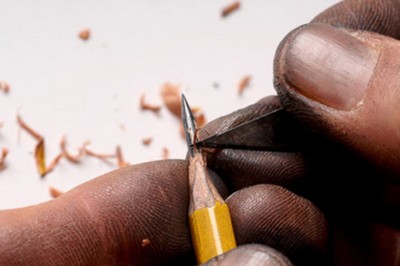 Ten artysta zbierał stare ołówki. To co z nich stworzył sprawiło, że opadła mi szczeka.