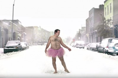 Ten facet biega po ulicach w różowej mini. Gdy poznałam powód - popłakałam się! 