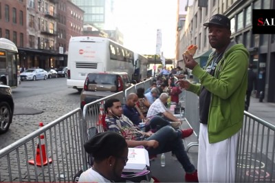 Ten koleś zarabia 1000 dolarów tygodniowo. Po prostu stojąc! Proste? 