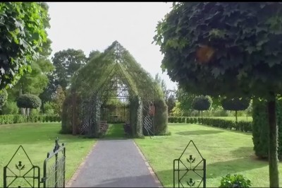 Ten kościół zbudowany jest z żywych drzew. To co znajduje się w środku jest niesamowite.