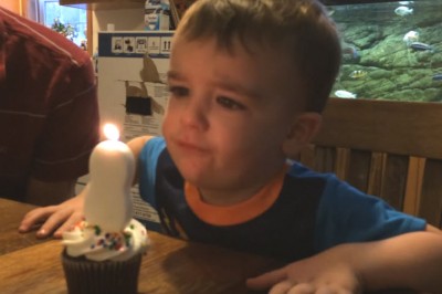 Ten słodki maluch nie mógł zdmuchnąć świeczki urodzinowej! Reakcja jego taty? Cudowna! 