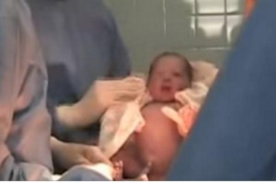 To co zrobił ten maluch chwilę po przyjściu na świat zaskoczyło nawet lekarzy! Tata był dumny! 