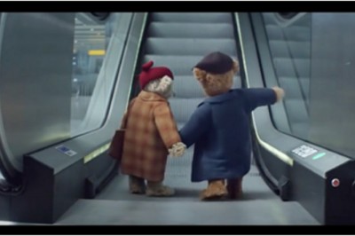 To najsłodsza reklama świąteczna jaką widziałam! Dwójka nieporadnych niedźwiadków na lotnisku szuka...