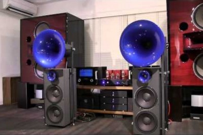 To się nazywa mocny sprzęt! Gdy masz dość hałasu od sąsiadów zawsze możesz im się odwdzięczyć!