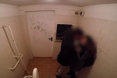 Tym razem konkretnie przegięli! Parka chciała się zabawić w toalecie, a tu nagle taka akcja!