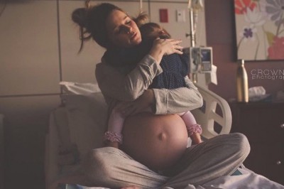 Uchwyciła na zdjęciu ciężarną i jej pierwszą córkę tuż przed porodem gdy mówi mamie 