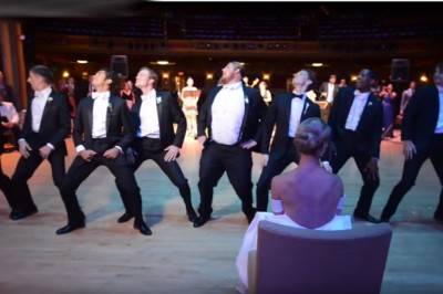 Ustawił w linii wszystkich drużbów! Wzięli pannę młodą z zaskoczenia! 