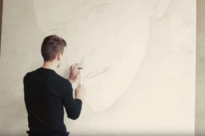 Użył 13 tys. gwoździ i sznurek by oddać uhonorować ulubionego artystę. Geniusz przy pracy!