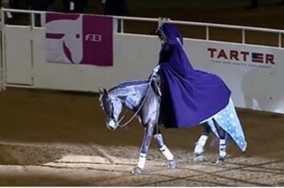 W ciszy wjeżdża na pięknym koniu na arenę! Gdy zrzuciła pelerynę nie mogłam uwierzyć kto na nim siedzi!